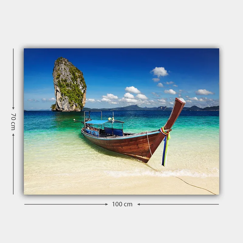 Lerretsbilde 70x100 cm - Tradisjonell båt på en tropisk strand med fjellformasjoner i bakgrunnen - Blå / Grønn / Brun - Innredning - Bilder & kunst - Lerretsbilder