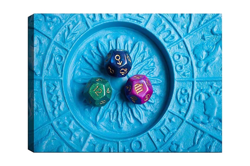 Lerretsbilde 70x100 cm - Tre fargerike terninger plassert på en blå bakgrunn med et mønster - Blå / Grønn / Lilla - Innredning - Bilder & kunst - Lerretsbilder