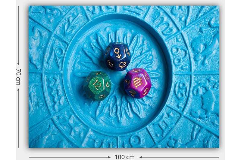 Lerretsbilde 70x100 cm - Tre fargerike terninger plassert på en blå bakgrunn med et mønster - Blå / Grønn / Lilla - Innredning - Bilder & kunst - Lerretsbilder