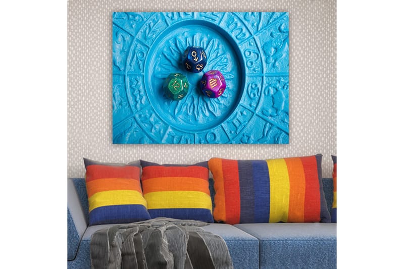 Lerretsbilde 70x100 cm - Tre fargerike terninger plassert på en blå bakgrunn med et m ønster - Blå / Grønn / Lilla - Innredning - Bilder & kunst - Lerretsbilder