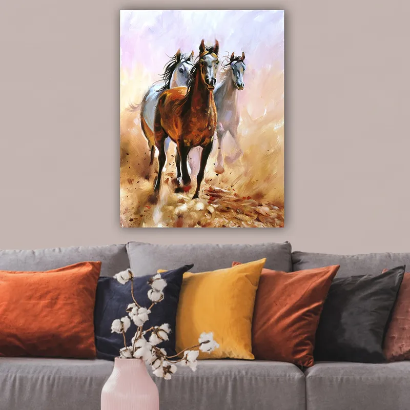 Lerretsbilde 70x100 cm - Tre hester galopperer fremover i en dynamisk bevegelse - Brun / Hvit / Beige - Innredning - Bilder & kunst - Lerretsbilder