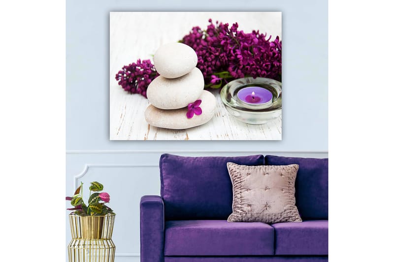 Lerretsbilde 70x100 cm - Tre stablede steiner med en lilla blomst og et duftlys i en rolig og harmonisk komposisjon - Lys grå / Lilla - Innredning - Bilder & kunst - Lerretsbilder