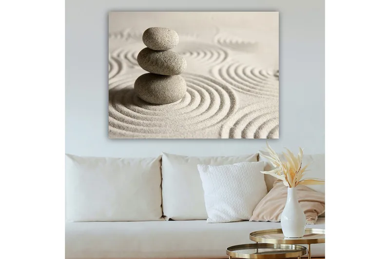 Lerretsbilde 70x100 cm - Tre stablede steiner på en sandoverflate med bølgete mønstre - Grå / Beige - Innredning - Bilder & kunst - Lerretsbilder