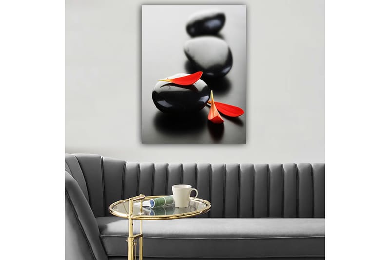 Lerretsbilde 70x100 cm - Tre svarte steiner med røde blomsterblader skaper en harmonisk og avslappende komposisjon - Svart / Rød - Innredning - Bilder & kunst - Lerretsbilder