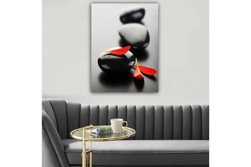 Lerretsbilde 70x100 cm - Tre svarte steiner med røde blomsterblader skaper en harmonisk og avslappende komposisjon - Svart / Rød - Innredning - Bilder & kunst - Lerretsbilder
