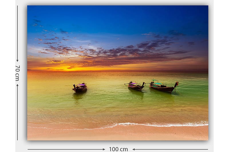 Lerretsbilde 70x100 cm - Tre tradisjonelle båter som ligger på en strand under en fargerik solnedgang - Blå / Oransje / Grønn - Innredning - Bilder & kunst - Lerretsbilder