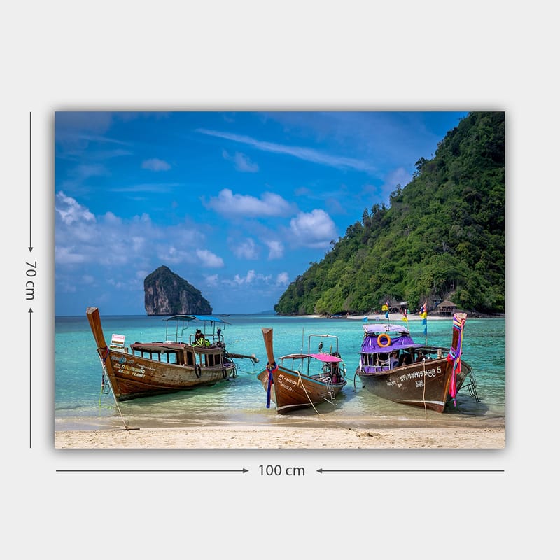 Lerretsbilde 70x100 cm - Tre tradisjonelle langbåter på en strand med en steinete øy i bakgrunnen - Brun / Turkis / Grønn - Innredning - Bilder & kunst - Lerretsbilder