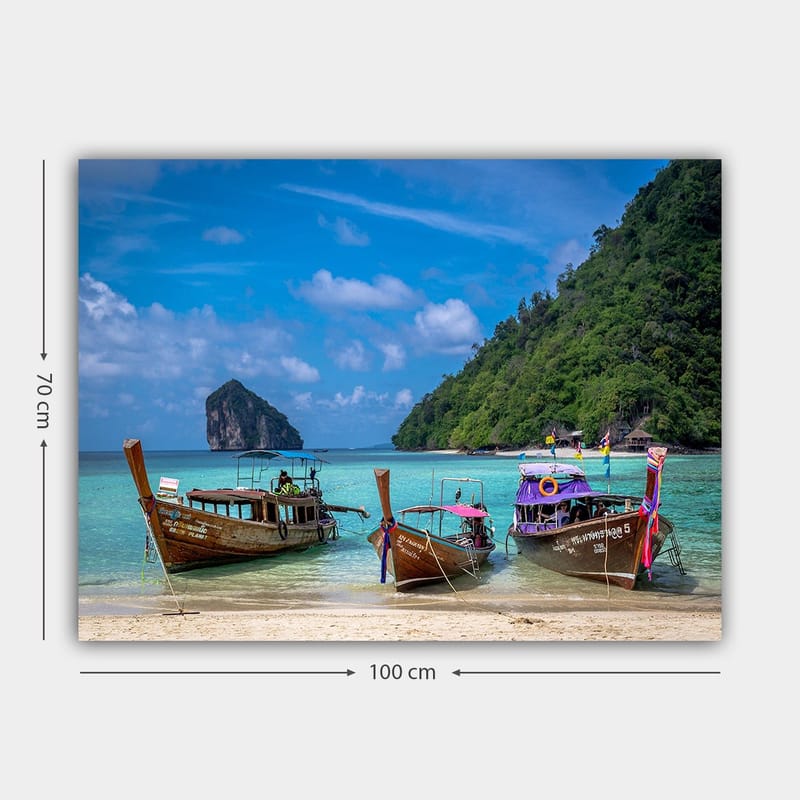 Lerretsbilde 70x100 cm - Tre tradisjonelle langbåter på en strand med en steinete øy i bakgrunnen - Brun / Turkis / Grønn - Innredning - Bilder & kunst - Lerretsbilder
