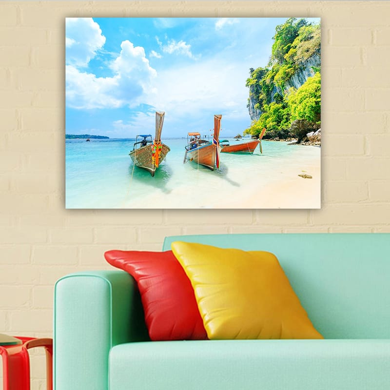 Lerretsbilde 70x100 cm - Tre tradisjonelle thailandske båter på en vakker strand med klart vann og frodige klipper i bakgrunnen - Blå / Grønn / Oransje - Innredning - Bilder & kunst - Lerretsbilder