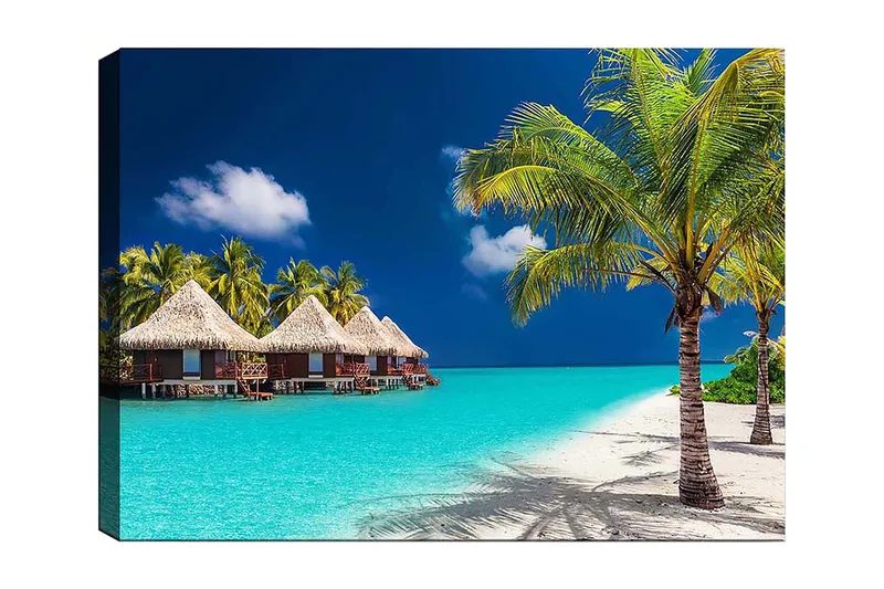 Lerretsbilde 70x100 cm - Tropisk strand med bungalower og palmer ved klart turkis vann, Turkis / Grønn / Beige