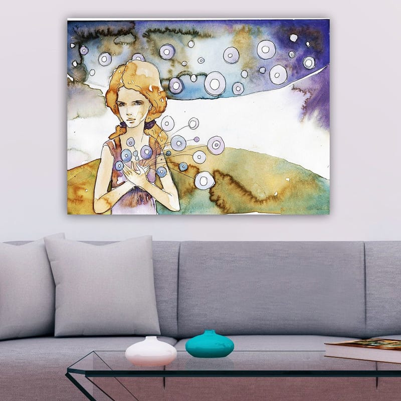 Lerretsbilde 70x100 cm - Ung kvinne som holder en bukett med sirkulære blomster i et drømmeaktig landskap - Lys blå / Beige / Lilla - Innredning - Bilder & kunst - Lerretsbilder