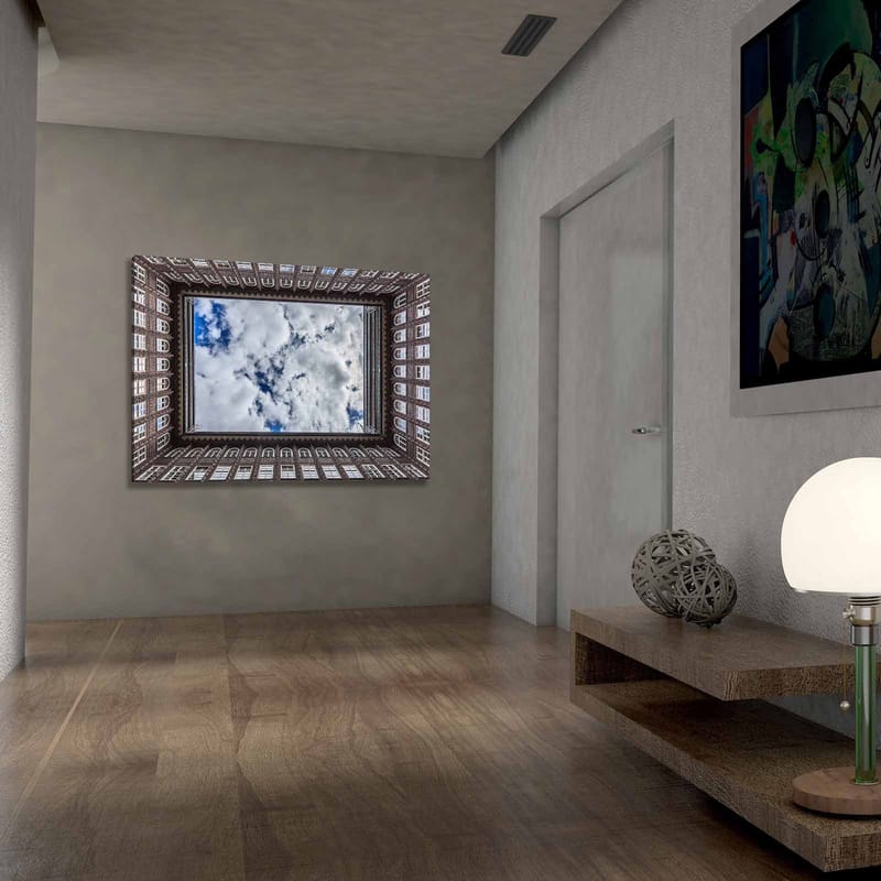 Lerretsbilde 70x100 cm - Utsikt over en bygningsfasade som rammer inn et speilbilde av himmelen - Mørk brun / Hvit / Lys blå - Innredning - Bilder & kunst - Lerretsbilder