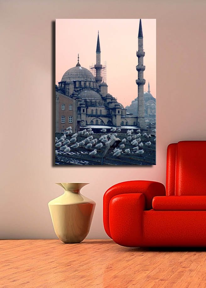 Lerretsbilde 70x100 cm - Utsikt over en historisk moské med fugler som sitter på taket - Grå / Blå / Beige - Innredning - Bilder & kunst - Lerretsbilder