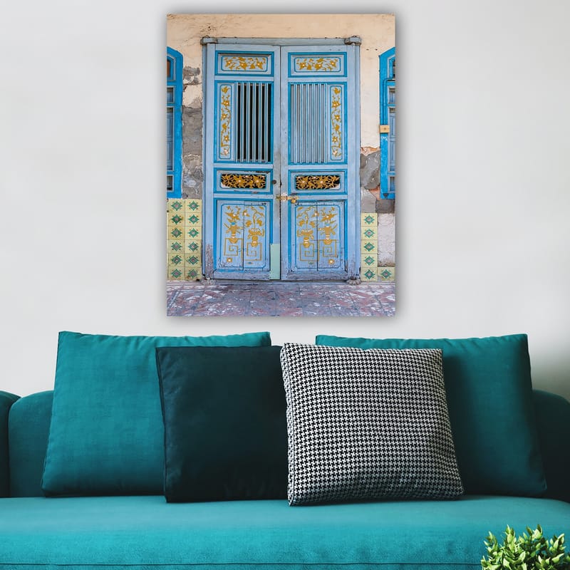 Lerretsbilde 70x100 cm - Vakker blå dør med gulldetaljer og dekorative mønstre - Blå / Gull - Innredning - Bilder & kunst - Lerretsbilder