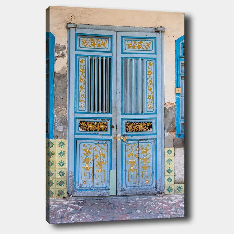 Lerretsbilde 70x100 cm - Vakker blå dør med gulldetaljer og dekorative mønstre, Blå / Gull