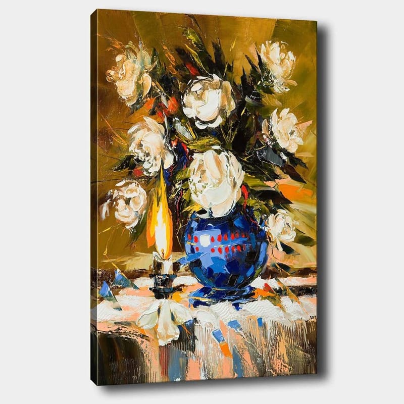 Lerretsbilde 70x100 cm - Vakker blomsterbukett i en blå vase med en tent lampe som skaper en varm atmosfære, Hvit / Blå / Grønn