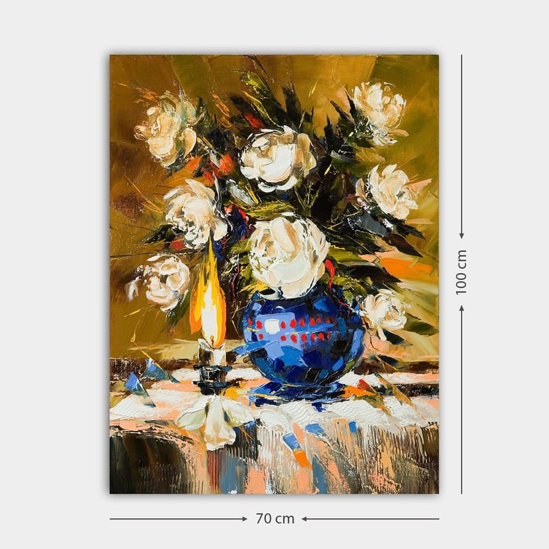 Lerretsbilde 70x100 cm - Vakker blomsterbukett i en blå vase med en tent lampe som skaper en varm atmosfære - Hvit / Blå / Grønn - Innredning - Bilder & kunst - Lerretsbilder