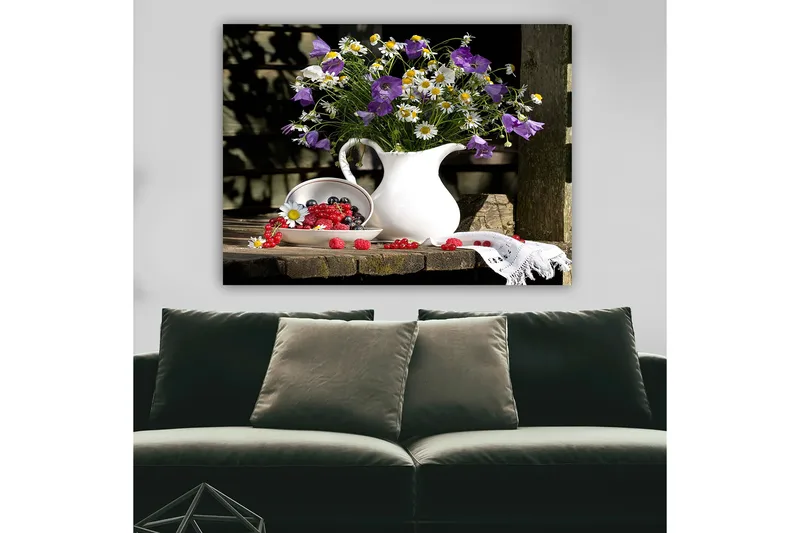 Lerretsbilde 70x100 cm - Vakker blomsterbukett i en hvit mugge, omgitt av friske bær på en treflate - Lilla / Hvit / Grønn - Innredning - Bilder & kunst - Lerretsbilder