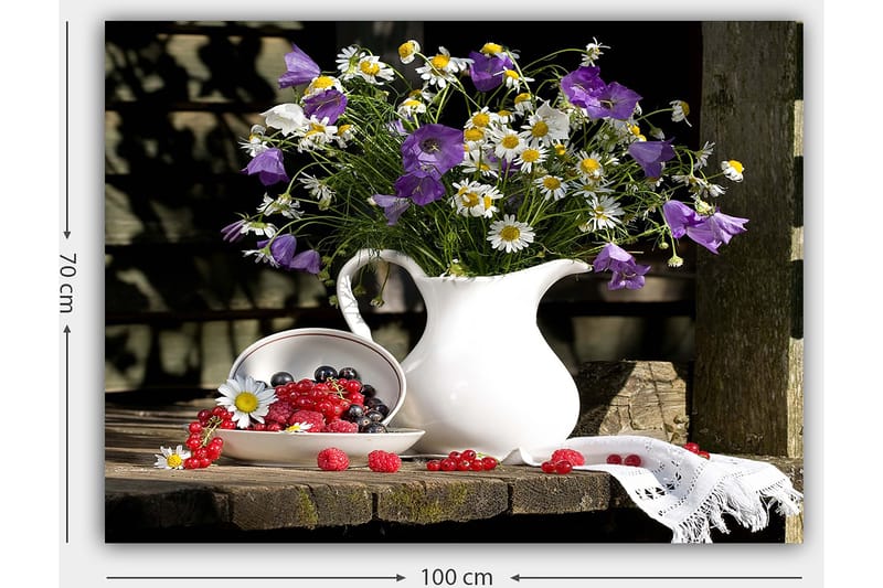 Lerretsbilde 70x100 cm - Vakker blomsterbukett i en hvit mugge, omgitt av friske bær på en treflate - Lilla / Hvit / Grønn - Innredning - Bilder & kunst - Lerretsbilder