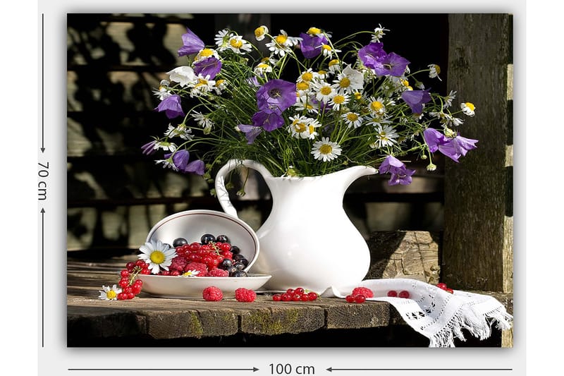 Lerretsbilde 70x100 cm - Vakker blomsterbukett i en hvit mugge, omgitt av friske bær på en treflate - Lilla / Hvit / Grønn - Innredning - Bilder & kunst - Lerretsbilder