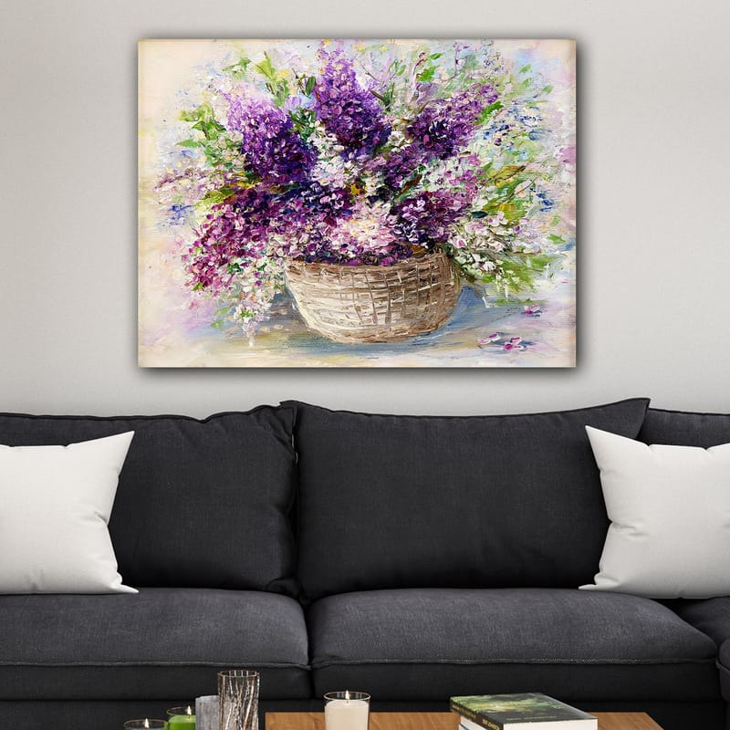 Lerretsbilde 70x100 cm - Vakker blomsterbukett i en kurv med lilla og hvite blomster - Lilla / Hvit / Grønn - Innredning - Bilder & kunst - Lerretsbilder