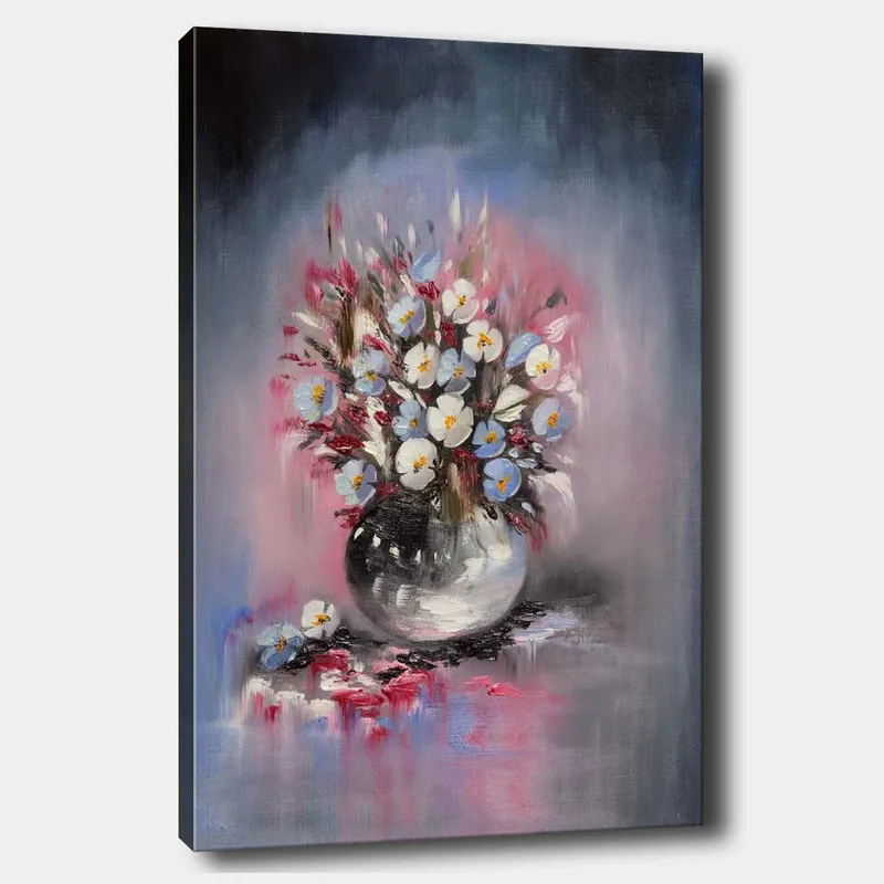 Lerretsbilde 70x100 cm - Vakker blomsterbukett i en rund vase, Blå / Hvit / Svart