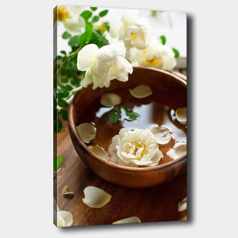 Lerretsbilde 70x100 cm - Vakker bolle med hvite blomster og kronblader som flyter på vann - Hvit / Brun / Grønn - Innredning - Bilder & kunst - Lerretsbilder