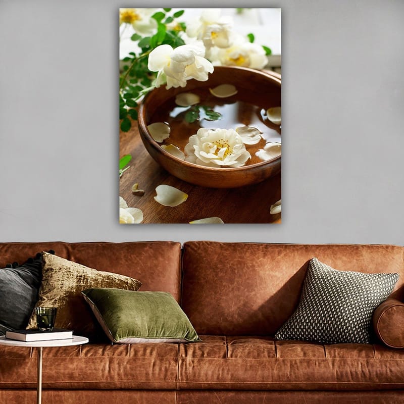 Lerretsbilde 70x100 cm - Vakker bolle med hvite blomster og kronblader som flyter på vann - Hvit / Brun / Grønn - Innredning - Bilder & kunst - Lerretsbilder