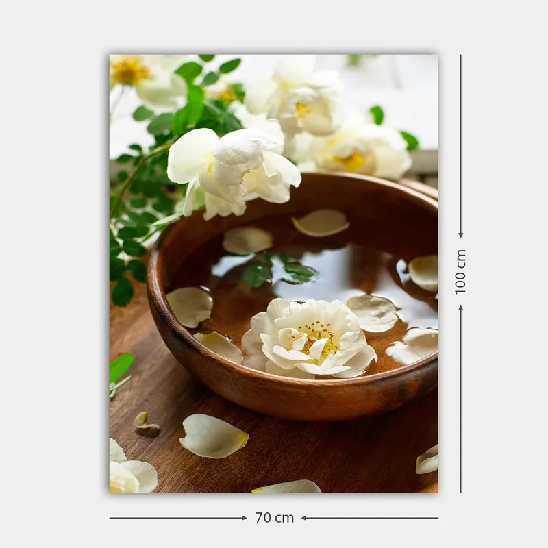 Lerretsbilde 70x100 cm - Vakker bolle med hvite blomster og kronblader som flyter på vann - Hvit / Brun / Grønn - Innredning - Bilder & kunst - Lerretsbilder