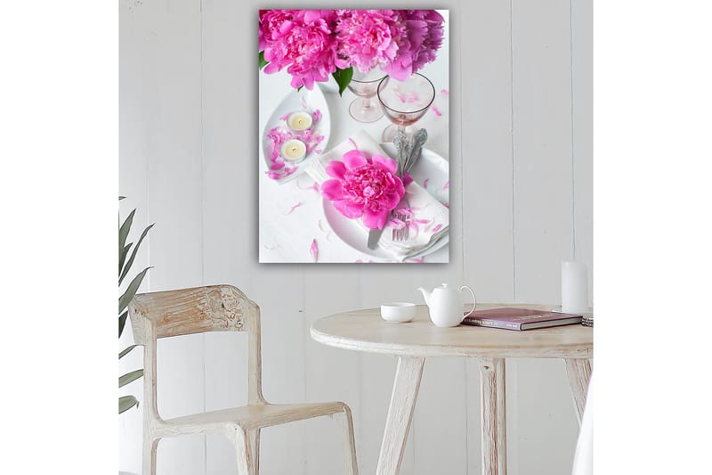 Lerretsbilde 70x100 cm - Vakker borddekking med rosa peoner og elegante glass - Rosa / Hvit - Innredning - Bilder & kunst - Lerretsbilder