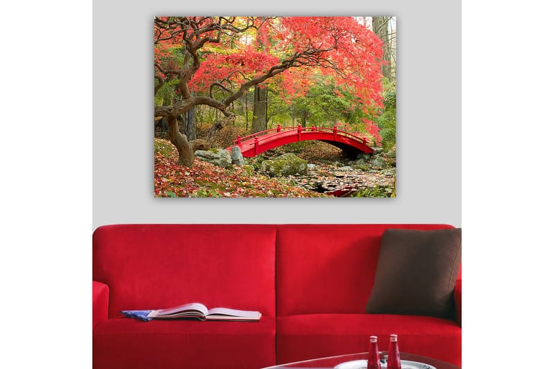 Lerretsbilde 70x100 cm - Vakker bro i rødt omgitt av høstfargede trær og blader - Rød / Grønn / Brun - Innredning - Bilder & kunst - Lerretsbilder