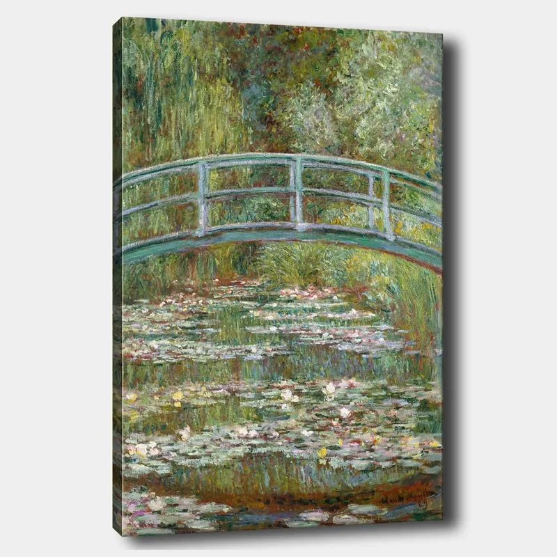 Lerretsbilde 70x100 cm - Vakker bro over en dam med vannliljer i frodige omgivelser, Grønn / Blå / Hvit