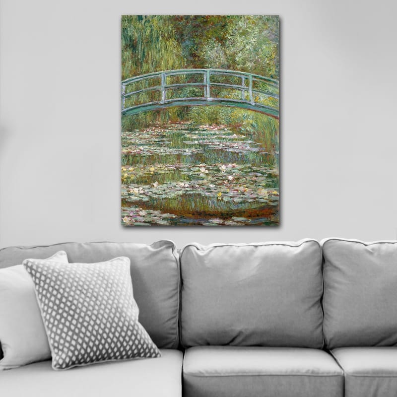 Lerretsbilde 70x100 cm - Vakker bro over en dam med vannliljer i frodige omgivelser - Grønn / Blå / Hvit - Innredning - Bilder & kunst - Lerretsbilder