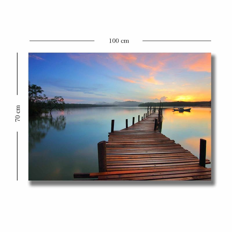 Lerretsbilde 70x100 cm - Vakker brygge som strekker seg ut over en rolig innsjø ved solnedgang - Blå / Oransje / Brun - Innredning - Bilder & kunst - Lerretsbilder