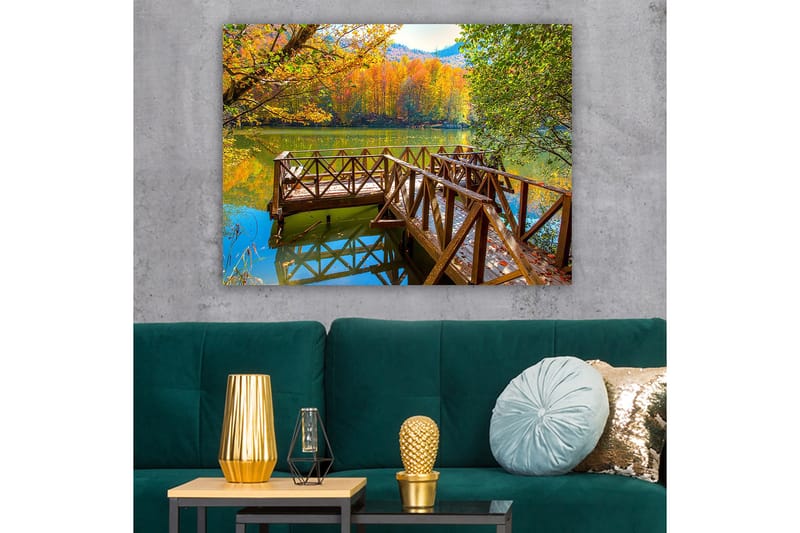 Lerretsbilde 70x100 cm - Vakker brygge ved en speilblank innsjø omgitt av høstfargede trær - Gull / Grønn / Brun - Innredning - Bilder & kunst - Lerretsbilder