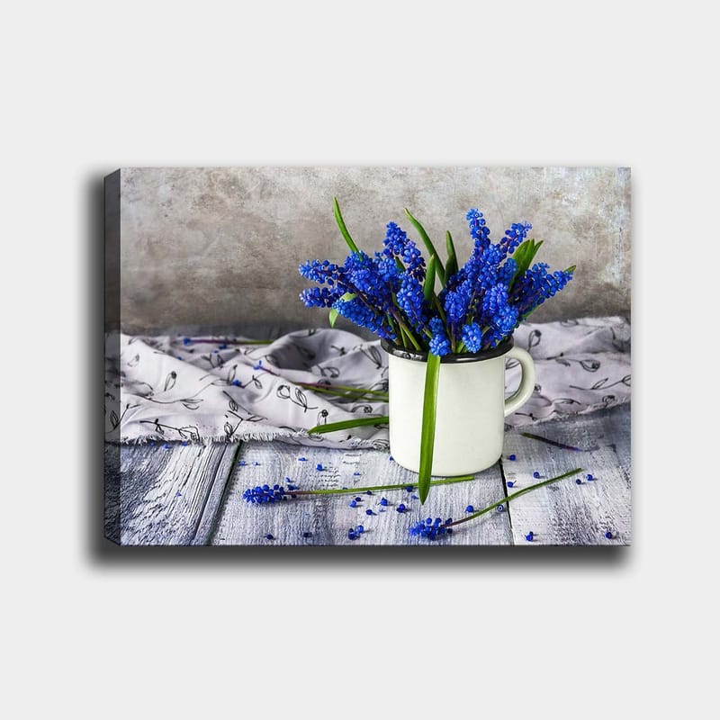 Lerretsbilde 70x100 cm - Vakker bukett med blå hyasinter i en hvit kopp, Blå / Grønn