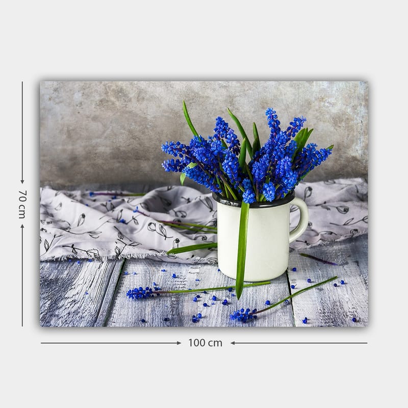 Lerretsbilde 70x100 cm - Vakker bukett med blå hyasinter i en hvit kopp - Blå / Grønn - Innredning - Bilder & kunst - Lerretsbilder