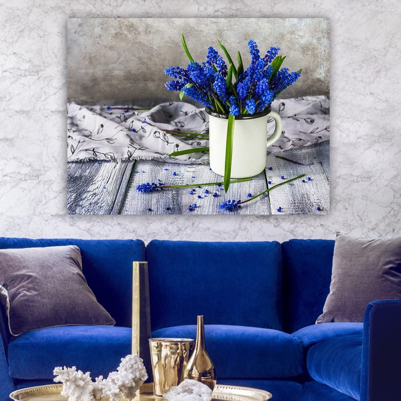 Lerretsbilde 70x100 cm - Vakker bukett med blå hyasinter i en hvit kopp - Blå / Grønn - Innredning - Bilder & kunst - Lerretsbilder