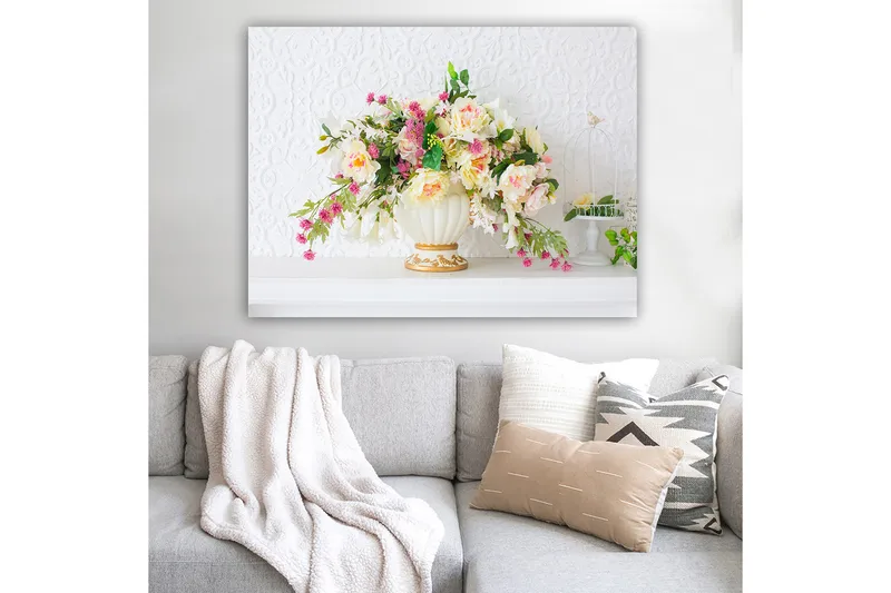 Lerretsbilde 70x100 cm - Vakker bukett med fargerike blomster i en elegant vase - Rosa / Grønn / Krem - Innredning - Bilder & kunst - Lerretsbilder