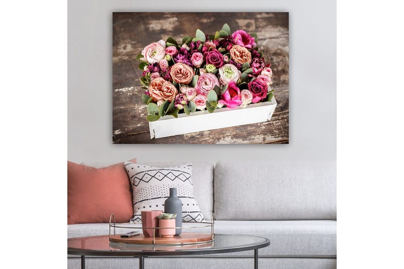 Lerretsbilde 70x100 cm - Vakker bukett med fargerike blomster i en hvit eske - Rosa / Lilla / Grønn - Innredning - Bilder & kunst - Lerretsbilder