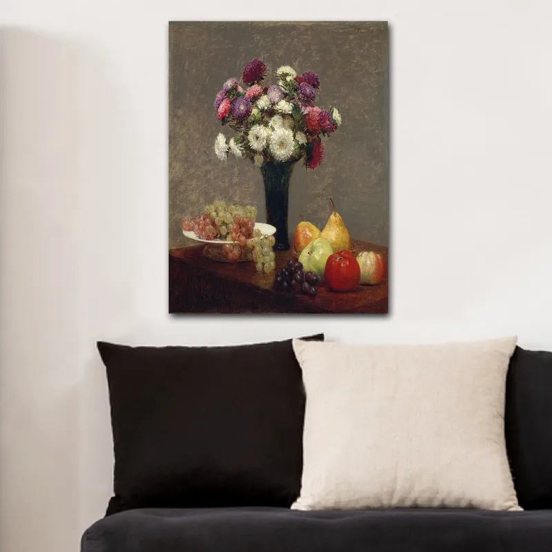 Lerretsbilde 70x100 cm - Vakker bukett med fargerike blomster i en vase, omgitt av frukt på et bord - Lilla / Grønn / Rød - Innredning - Bilder & kunst - Lerretsbilder