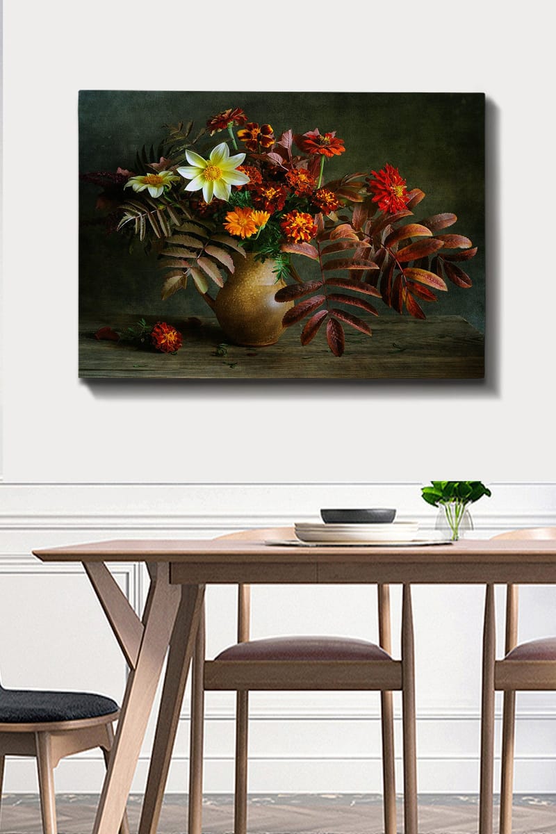 Lerretsbilde 70x100 cm - Vakker bukett med fargerike blomster og blader i en keramisk vase - Hvit / Oransje / Rød - Innredning - Bilder & kunst - Lerretsbilder