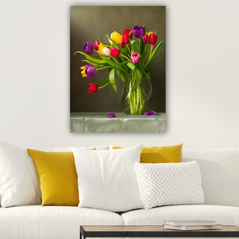 Lerretsbilde 70x100 cm - Vakker bukett med fargerike tulipaner i en glassvase - Lilla / Rød / Gul - Innredning - Bilder & kunst - Lerretsbilder