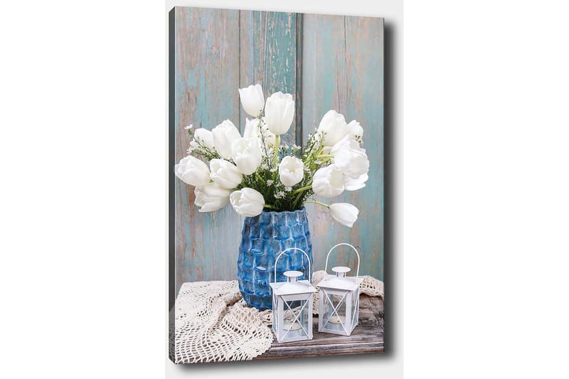 Lerretsbilde 70x100 cm - Vakker bukett med hvite tulipaner i en blå vase, plassert på en treoverflate med lyse detaljer - Hvit / Blå / Grå - Innredning - Bilder & kunst - Lerretsbilder