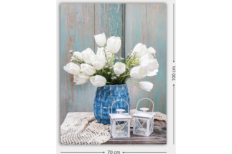 Lerretsbilde 70x100 cm - Vakker bukett med hvite tulipaner i en blå vase, plassert på en treoverflate med lyse detaljer - Hvit / Blå / Grå - Innredning - Bilder & kunst - Lerretsbilder