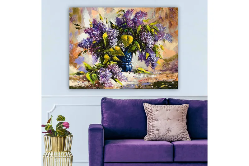 Lerretsbilde 70x100 cm - Vakker bukett med lilla blomster i en blå vase - Lilla / Grønn / Blå - Innredning - Bilder & kunst - Lerretsbilder