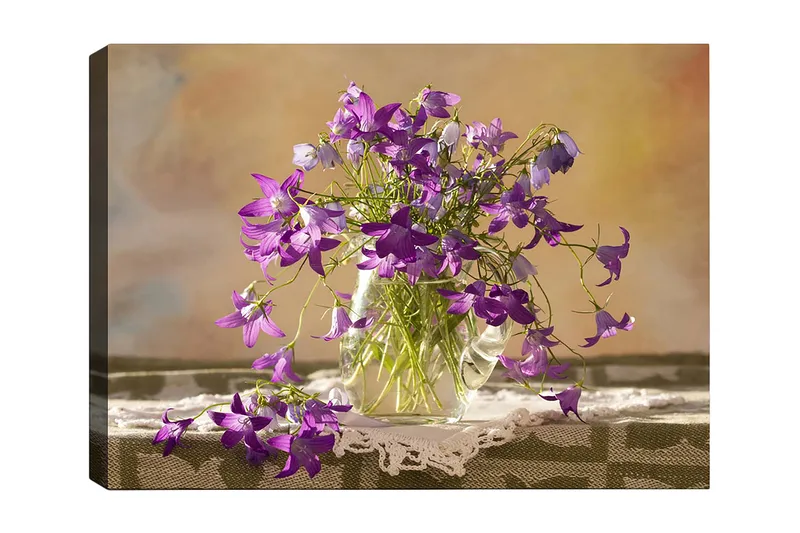 Lerretsbilde 70x100 cm - Vakker bukett med lilla blomster i en glassvase - Lilla / Grønn - Innredning - Bilder & kunst - Lerretsbilder