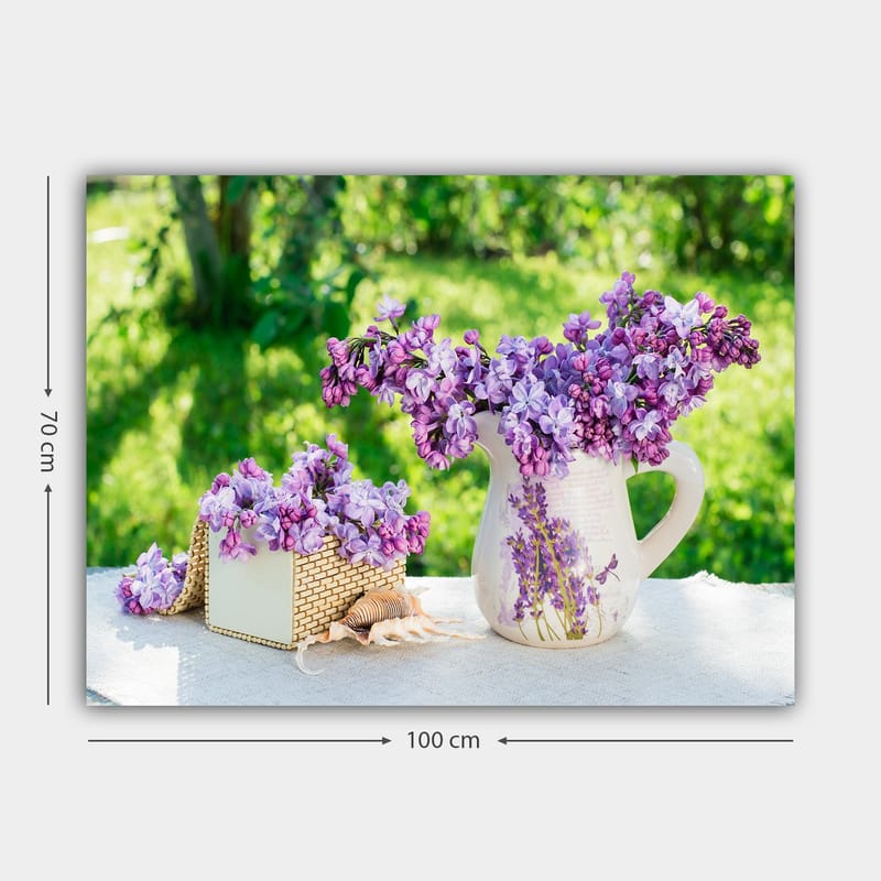 Lerretsbilde 70x100 cm - Vakker bukett med lilla blomster i en potte og en kurv - Lilla / Hvit / Grønn - Innredning - Bilder & kunst - Lerretsbilder