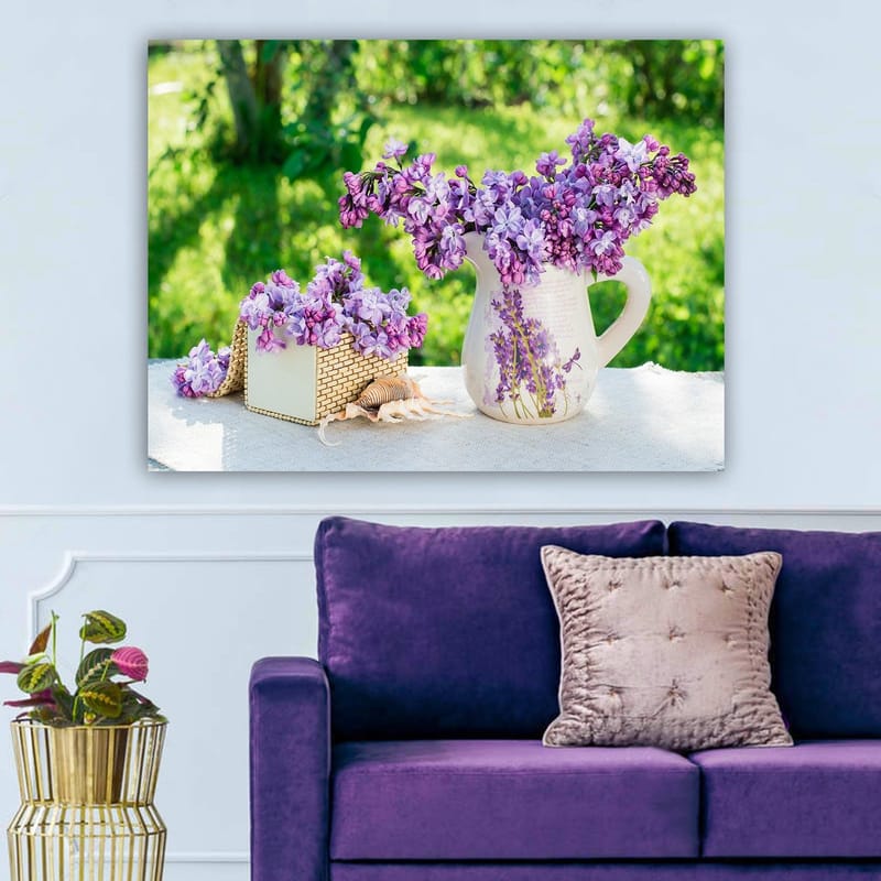 Lerretsbilde 70x100 cm - Vakker bukett med lilla blomster i en potte og en kurv - Lilla / Hvit / Grønn - Innredning - Bilder & kunst - Lerretsbilder