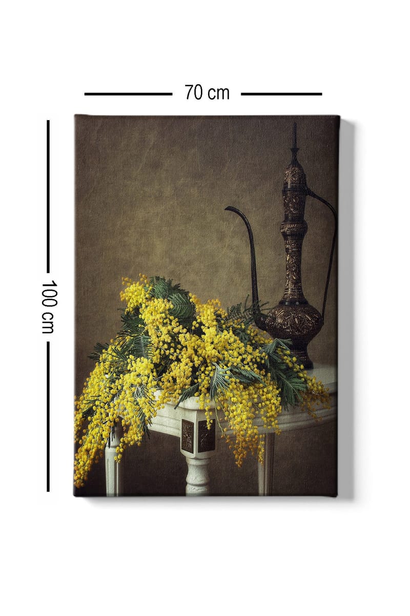 Lerretsbilde 70x100 cm - Vakker bukett med mimosablomster i gult, plassert på et bord ved siden av en elegant, mørkebrun mugge - Gul / Mørkegrønn / Brun - Innredning - Bilder & kunst - Lerretsbilder